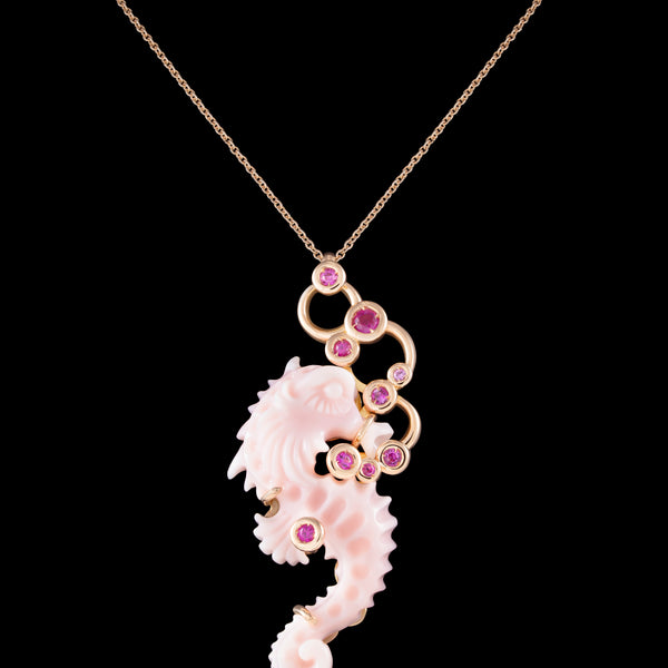 Collier Maddalena in Oro Rosa 18 kt con Opale Rosa scolpito e Zaffiri Rosa